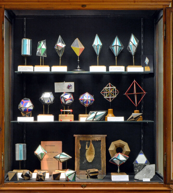 Vitrine des modèles cristallographiques en fil de fer
