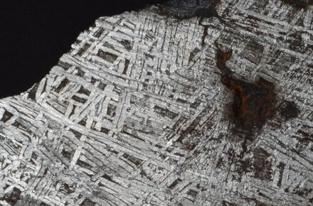 Tranche de la météorite de Toluca, Mexique, avec figures de Widmannstätten visibles
